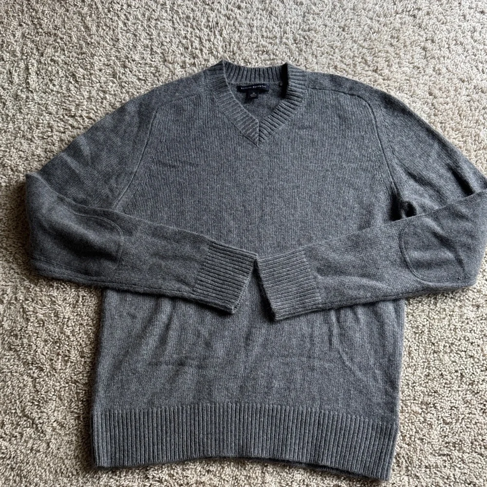 Banana Republic Dark Gray V-Neck Sweater with Elbow Patches Men’s M EUC